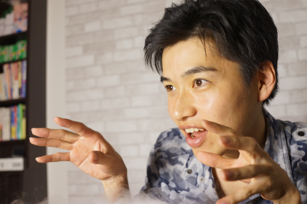 おっぱいを触りたすぎてリアクションに出てしまう男性 フリー素材のaphoto アフォト