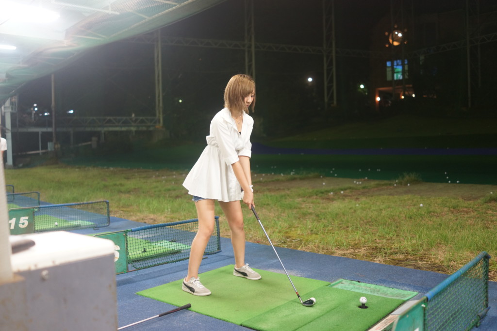 ゴルフ練習場で真面目に練習する女子 フリー素材のaphoto アフォト