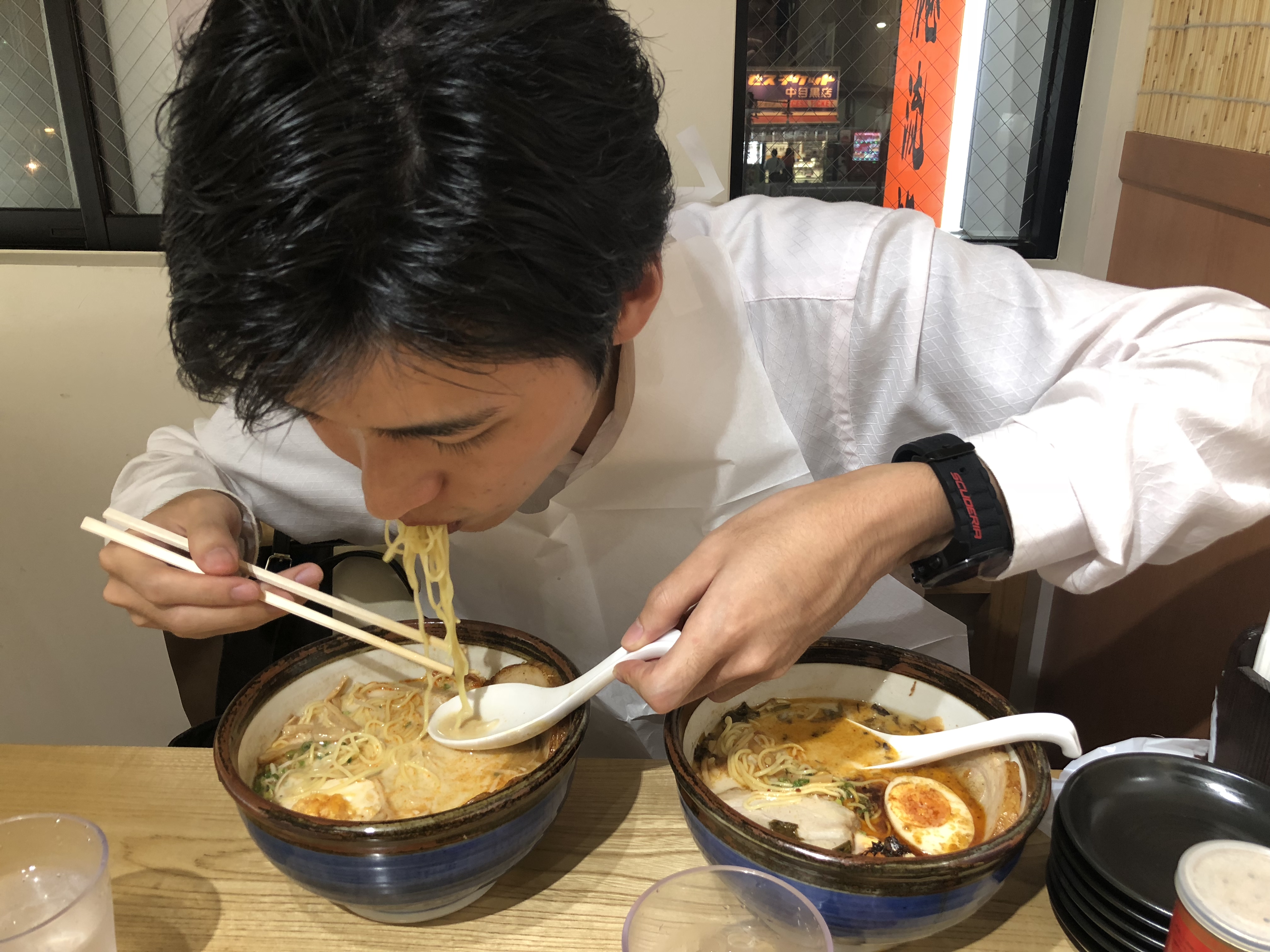 仕事帰りにラーメンを2杯食べる男性 フリー素材のaphoto アフォト