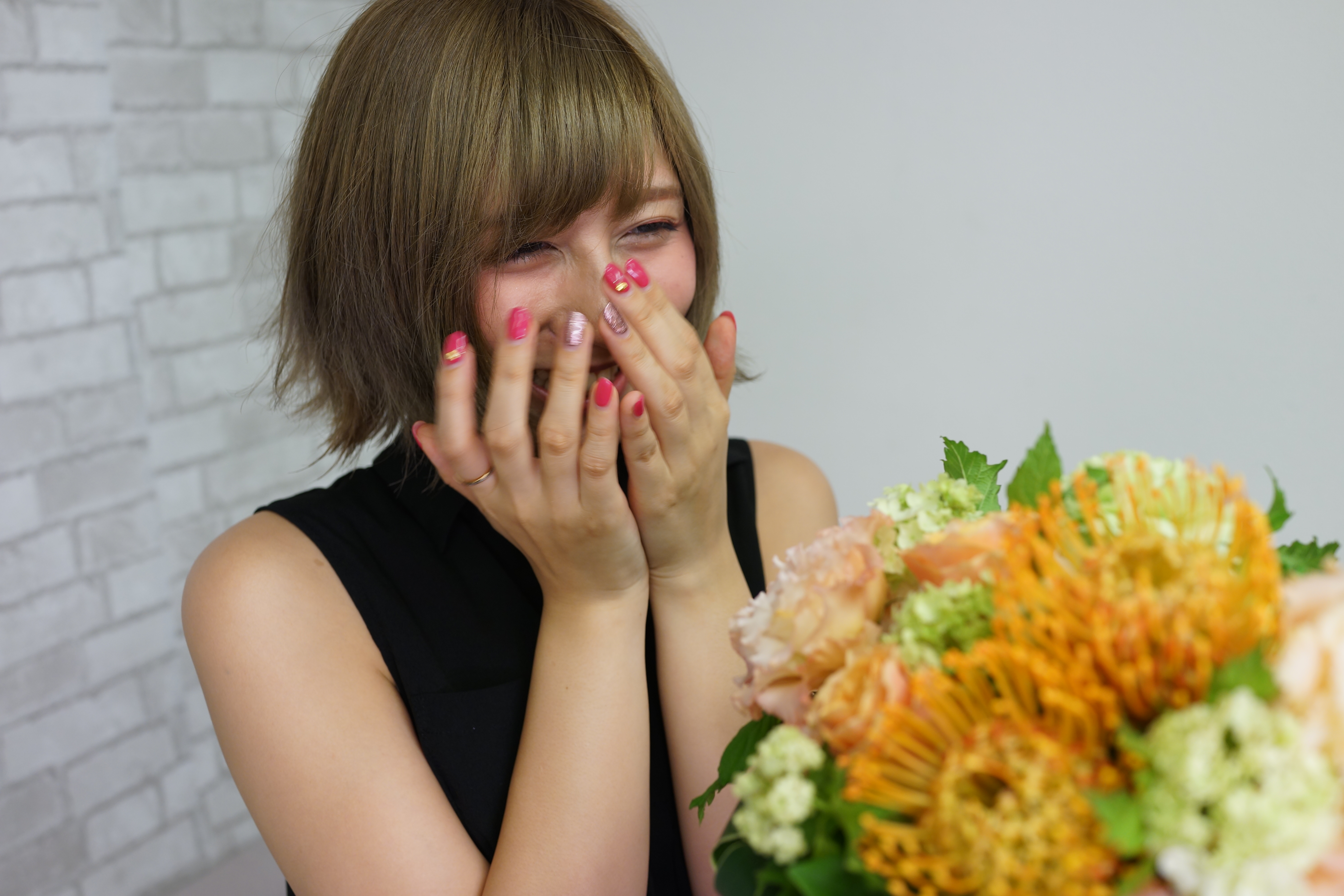 花束のプレゼントに喜ぶ女性 フリー素材のaphoto アフォト