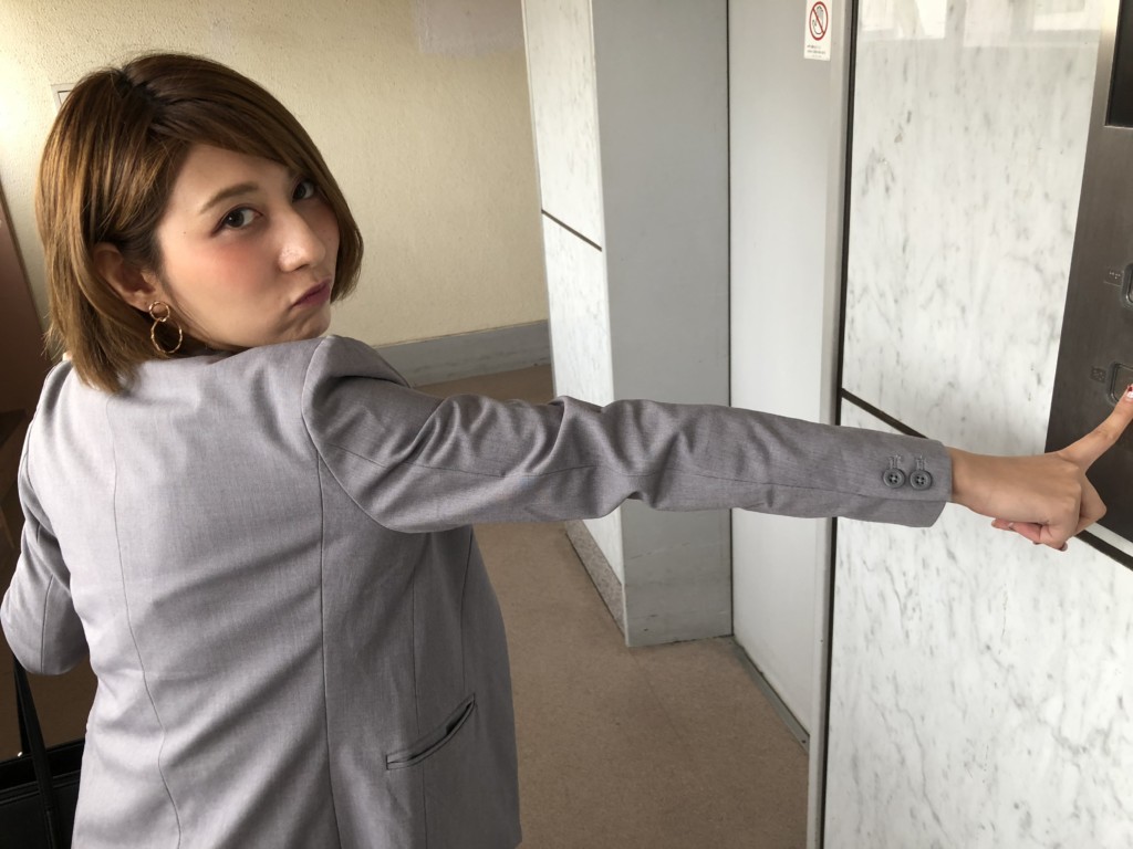 ドヤ顔でエレベーターのボタンを押す女性 フリー素材のaphoto アフォト