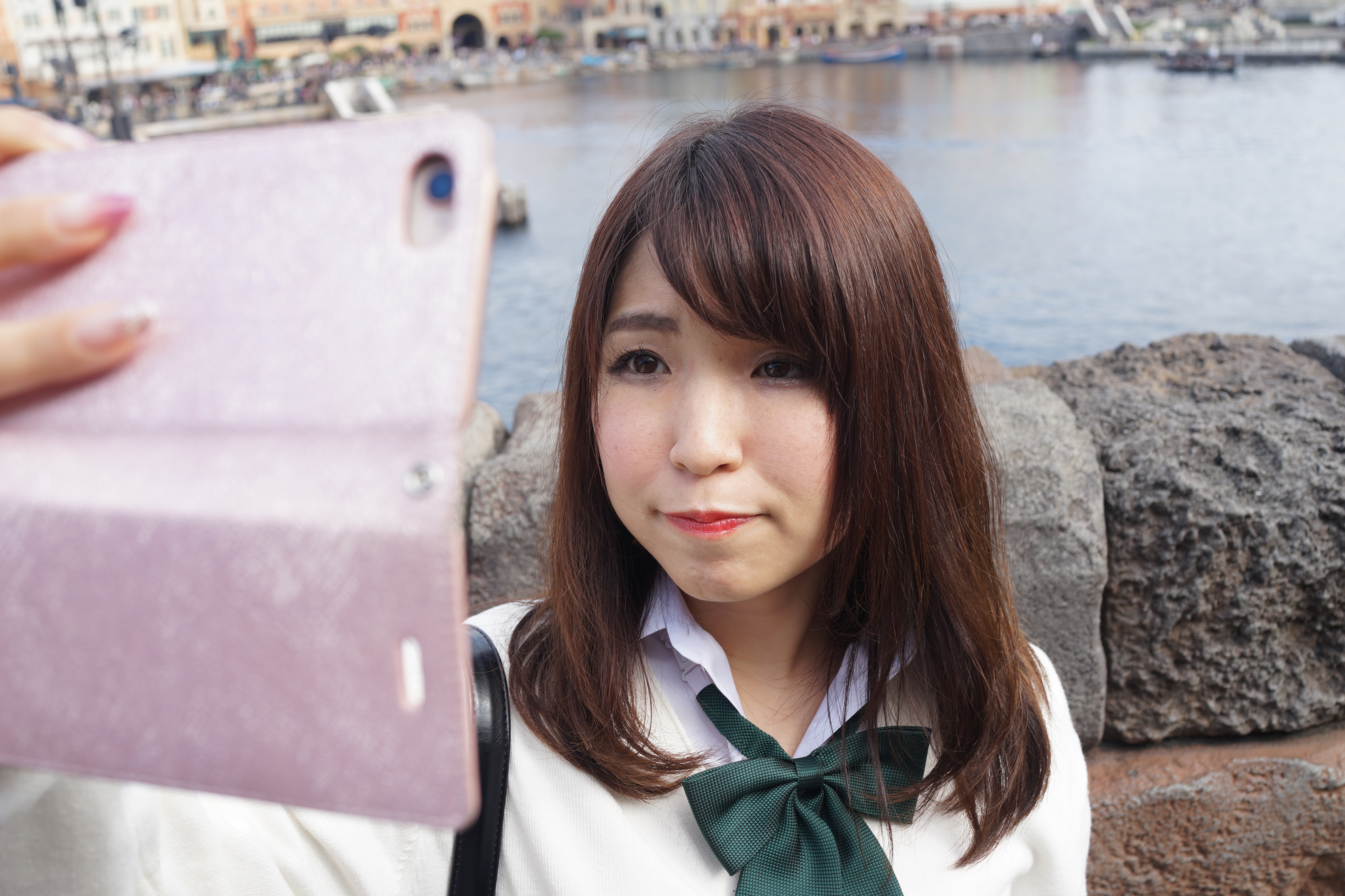 キメ顔で自撮りをする女子高生 フリー素材のAPhoto（アフォト）
