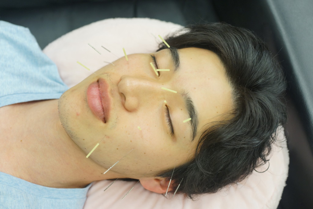 フリー画像素材 美顔鍼が気持ちよすぎて居眠りする男性 フリー素材のaphoto アフォト