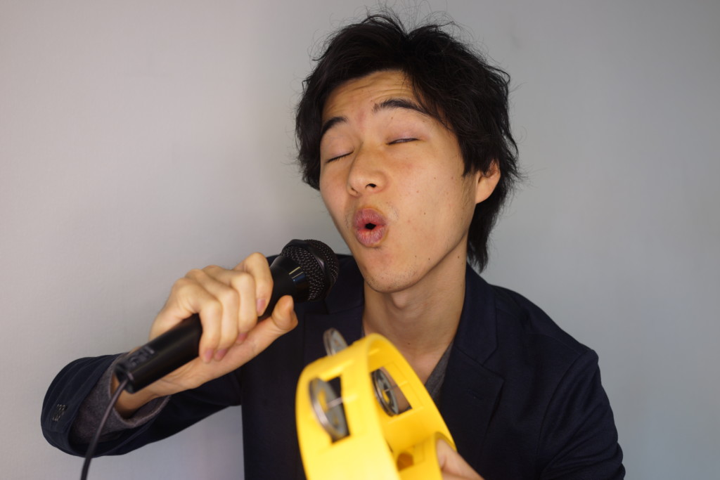 フリー画像素材 カラオケで自分でタンバリン叩きながら熱唱する男性 フリー素材のaphoto アフォト