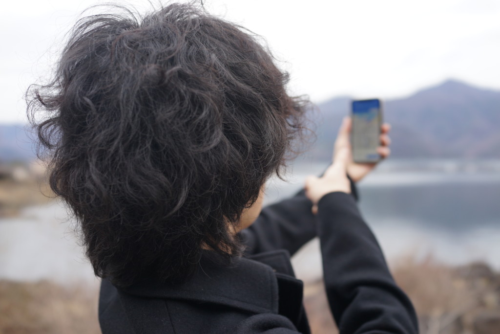 フリー画像素材 山を撮影する男性の後ろ姿 フリー素材のaphoto アフォト
