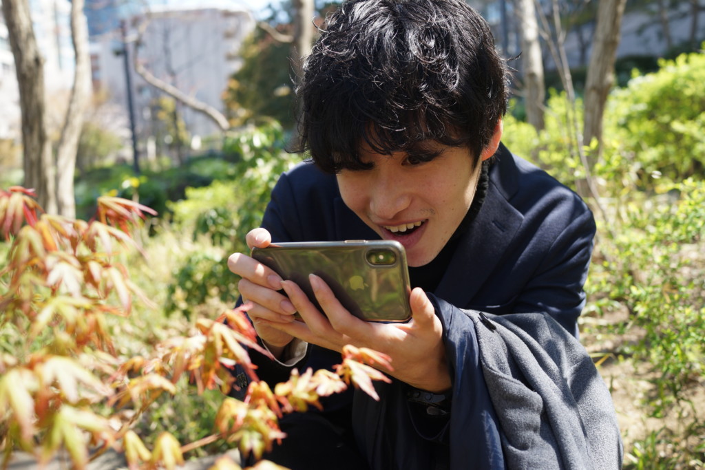 フリー画像素材 インスタ映えしそうな植物を発見した男性 フリー素材のaphoto アフォト