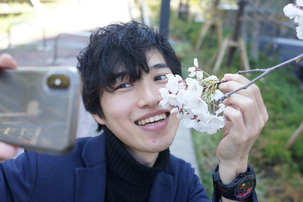 【フリー画像素材】桜と自撮りするナルシストな男性 – フリー素材のAPhoto（アフォト）
