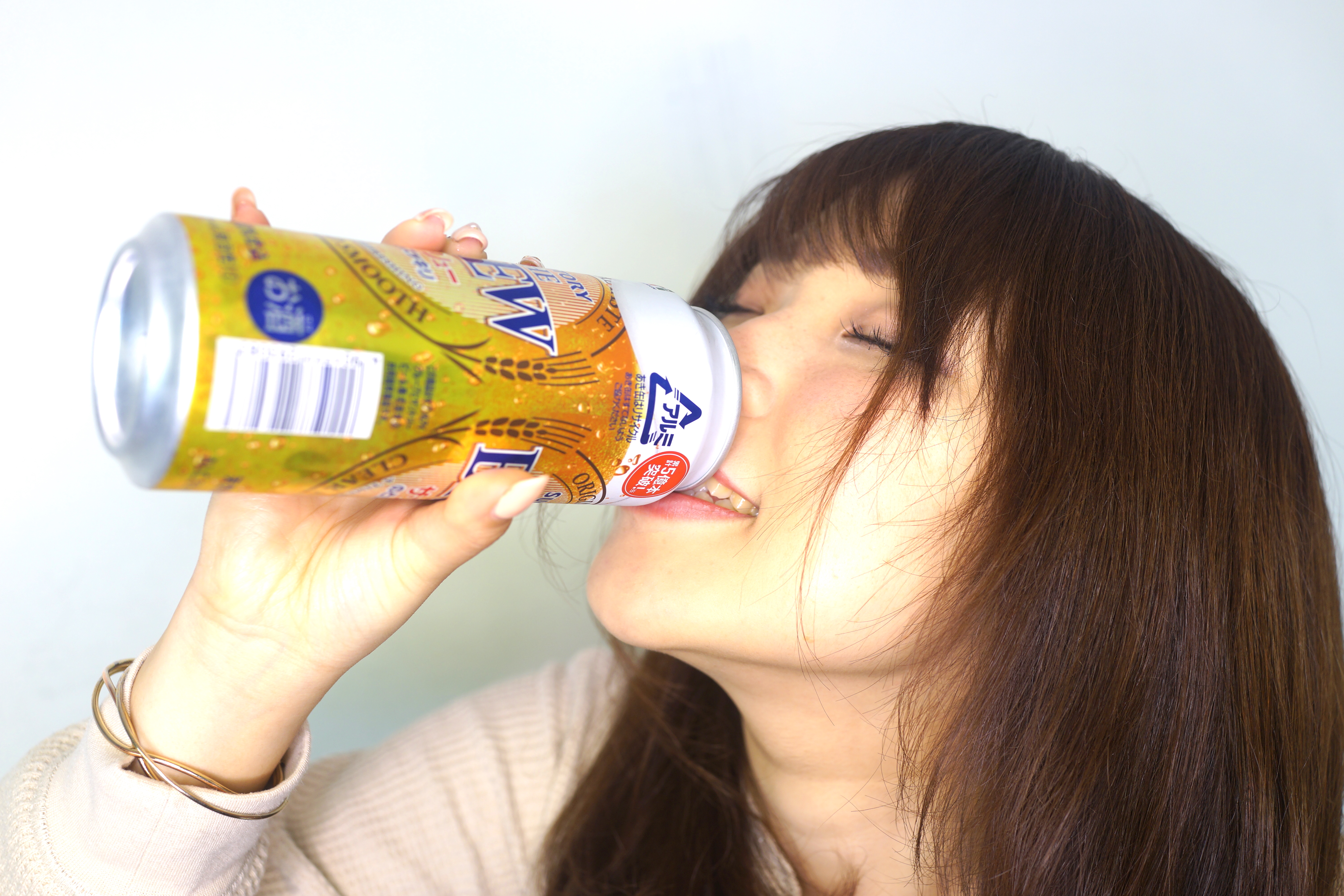 フリー画像素材 幸せな顔で缶ビールを飲む女性 フリー素材のaphoto アフォト