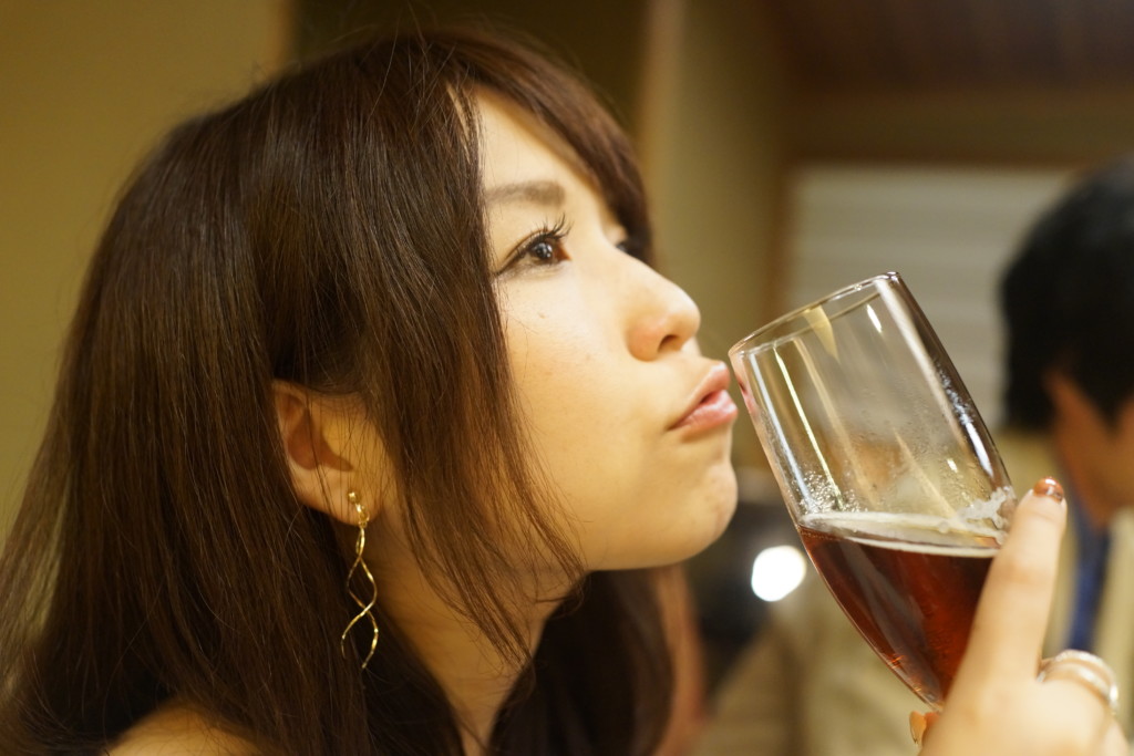 フリー画像素材 おしゃれな雰囲気のお店でお酒を飲む女性 フリー素材のaphoto アフォト