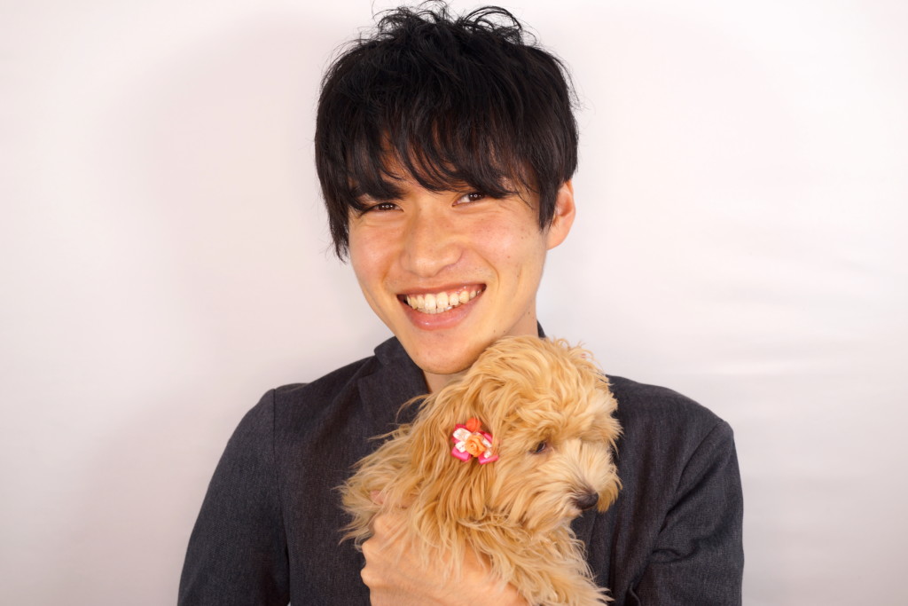 フリー画像素材 犬を抱くフリー素材モデルの男性 フリー素材のaphoto アフォト
