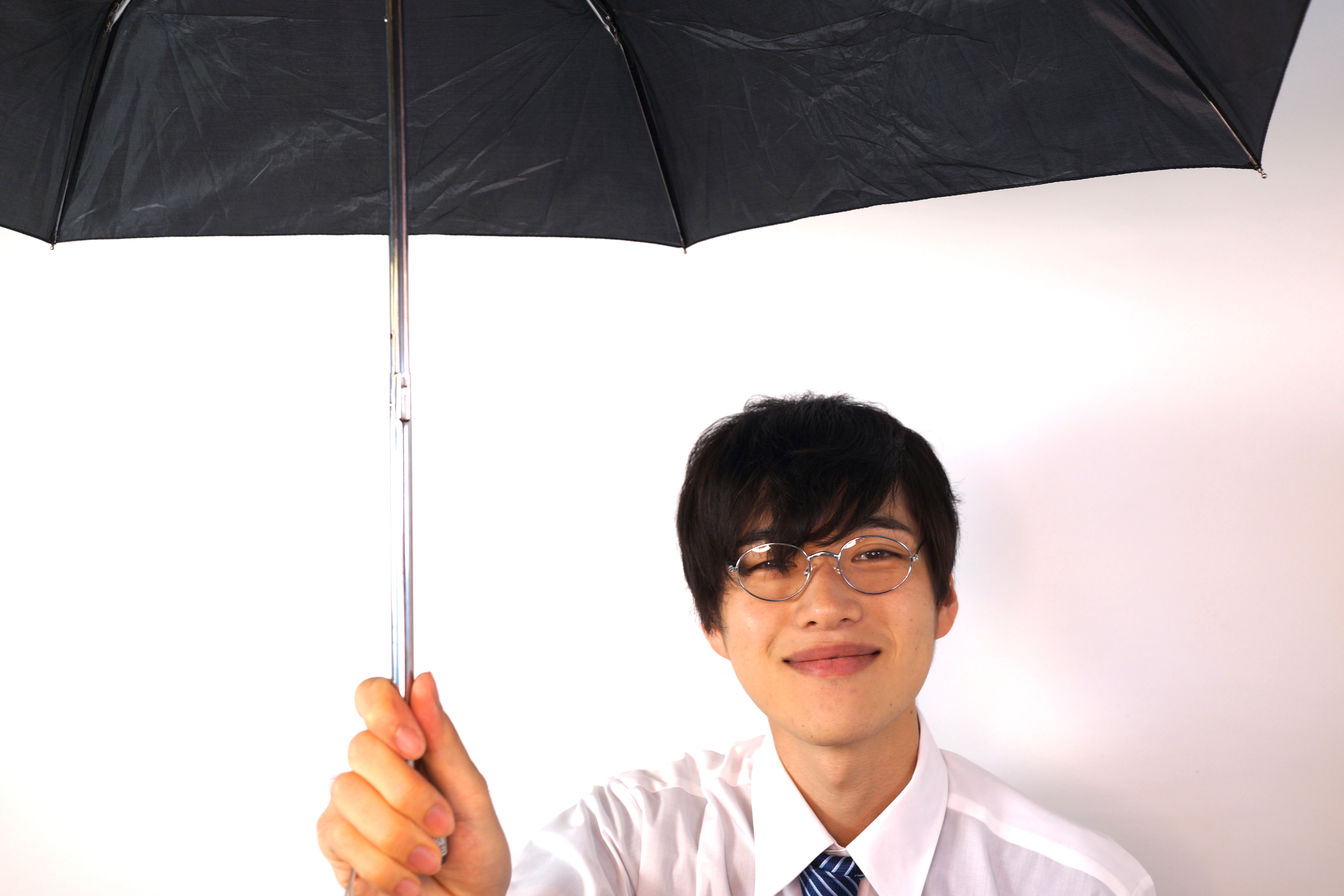 フリー画像素材 笑顔で傘を差し出す町田くん フリー素材のaphoto アフォト
