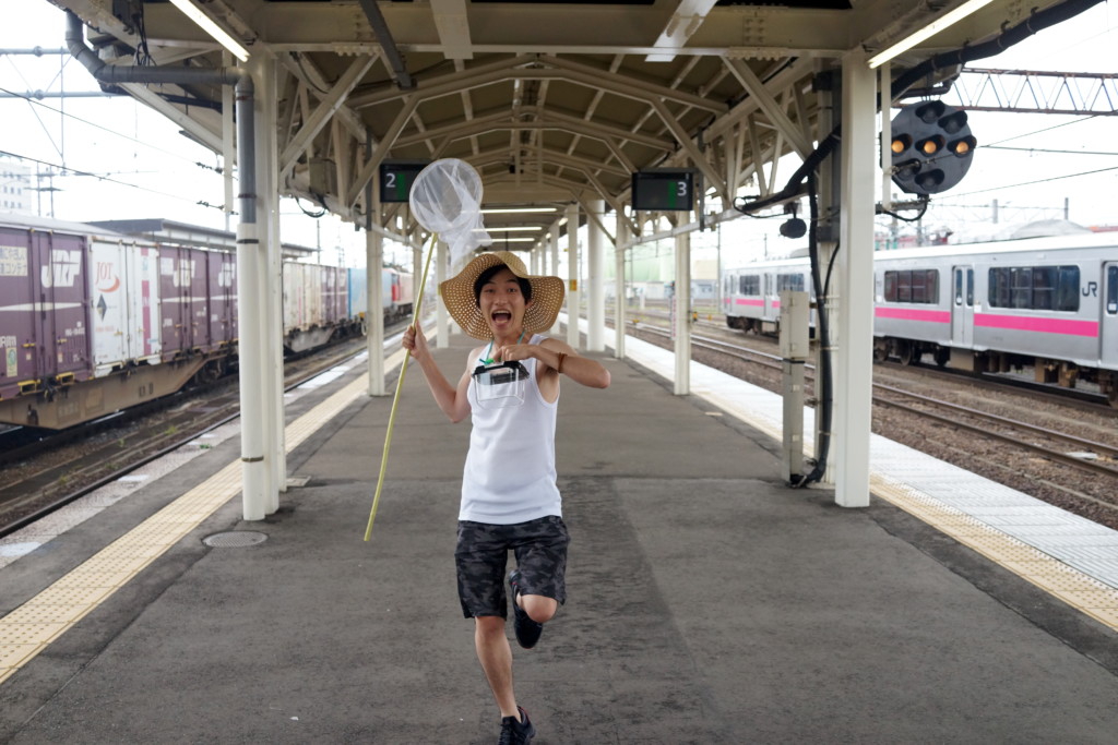 フリー画像素材 駅のホームを走る昆虫採集少年 フリー素材のaphoto アフォト