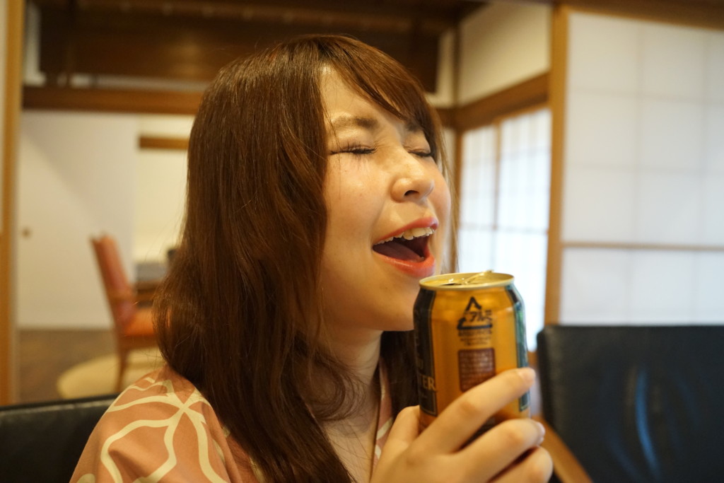 フリー画像素材 温泉からの缶ビールに感動する女性 フリー素材のaphoto アフォト