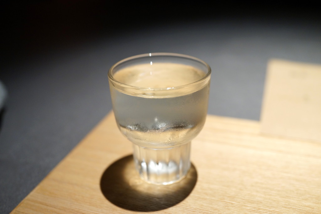 フリー画像素材】目の前に置かれた日本酒 – フリー素材のAPhoto（アフォト）
