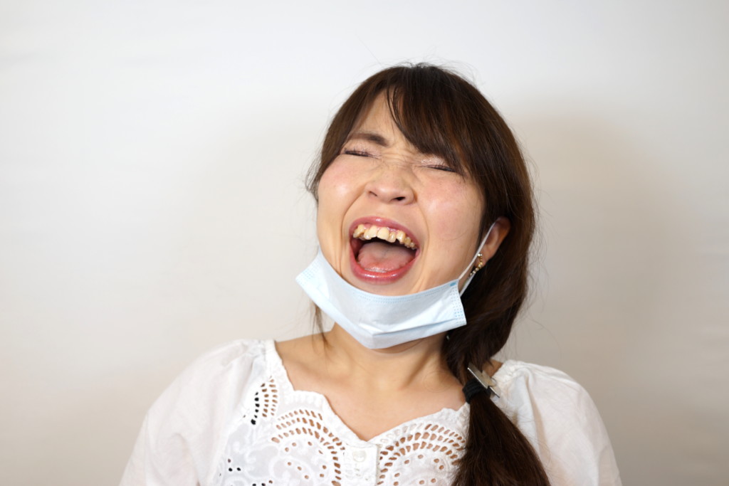 フリー画像素材 マスクを外して大爆笑する女性 フリー素材のaphoto アフォト