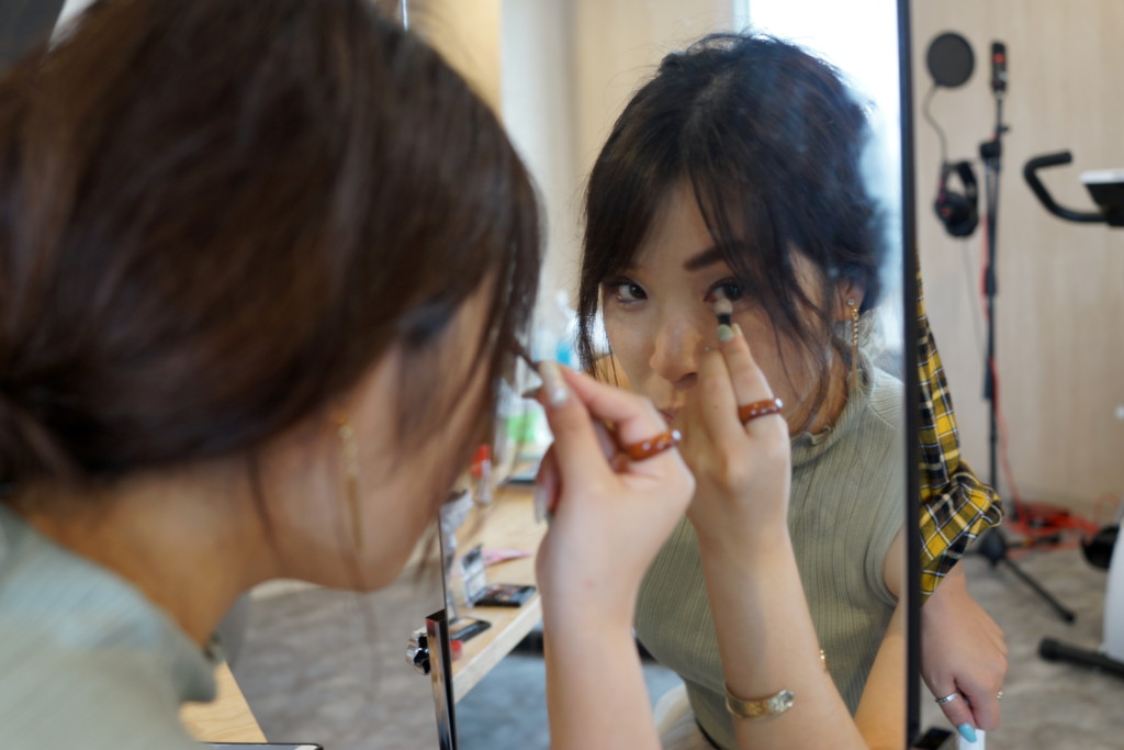 【フリー画像素材】化粧中に目が合う女性 フリー素材のAPhoto（アフォト）