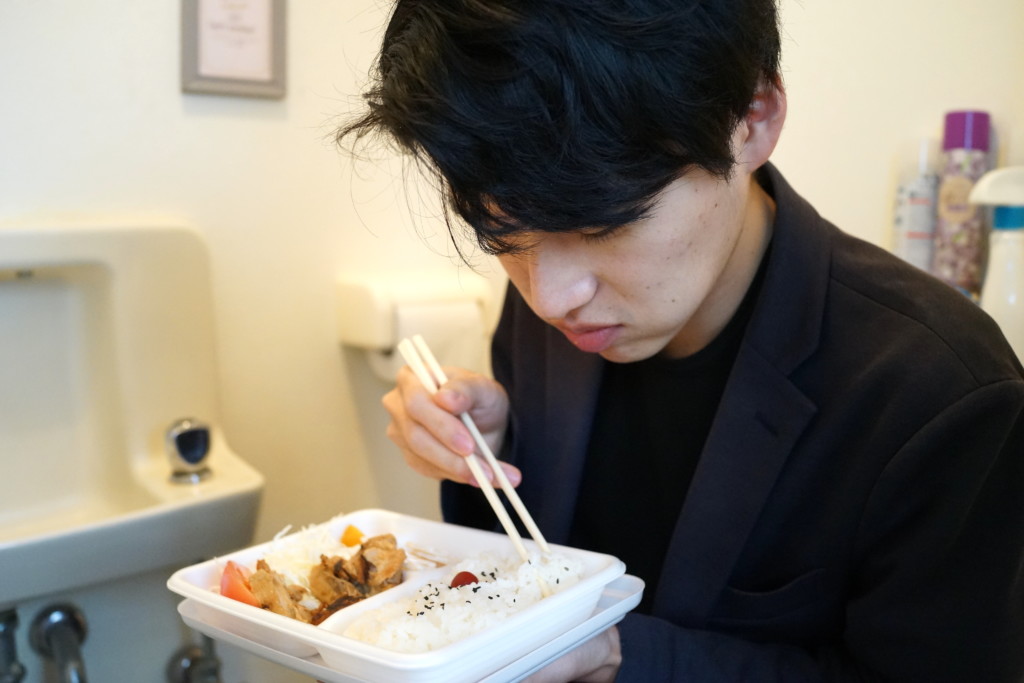 フリー画像素材 昼食は便所でいつも孤独に食べる男性 フリー素材のaphoto アフォト