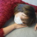 風邪でぐったりする女性