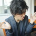 提示された条件に納得がいかない男性