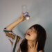 聖水を崇める女性
