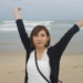 砂浜ではしゃぐ女性