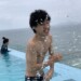 寒いのに水をかけられる男性