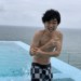「寒いなぁ！」と言いながらすごい嬉しそうにプールに入る男性