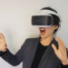 VRの臨場感に驚く男性