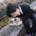 外回り中なのに猫と遊ぶ男性
