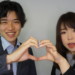 手でハートを作る付き合いたてのカップル