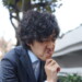 真剣に転職を考える男性