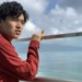 海の声を感じる男性