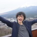 全身で自然を感じる男性