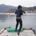 湖に飛び込む男性