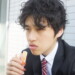 放心状態でハッピーターンを食べる新入社員