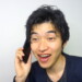 アホみたいな顔して電話する男性