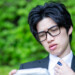 仕事中には見せない真剣な顔でゲームをするヲタク男性