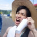 暑くて汗が止まらない青年