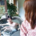 露天風呂に入る彼氏を眺める彼女