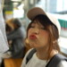 なかなか新幹線が来なくて拗ねる女性