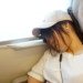 新幹線で疲れて眠る女性