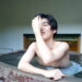 温泉に入るナルシストな男性