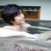 日頃の疲れを温泉で癒す男性