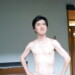 温泉で仁王立ちする男性
