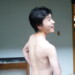 風呂場で爽やかに振り返る男性