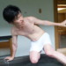 ダチョウ倶楽部のような振りをする男性