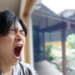 大あくびで朝を迎える文豪