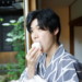 おにぎりを食べながら庭を眺める文豪