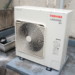 屋外に設置されたエアコンの室外機