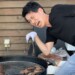 火が熱くて苦しむ男性